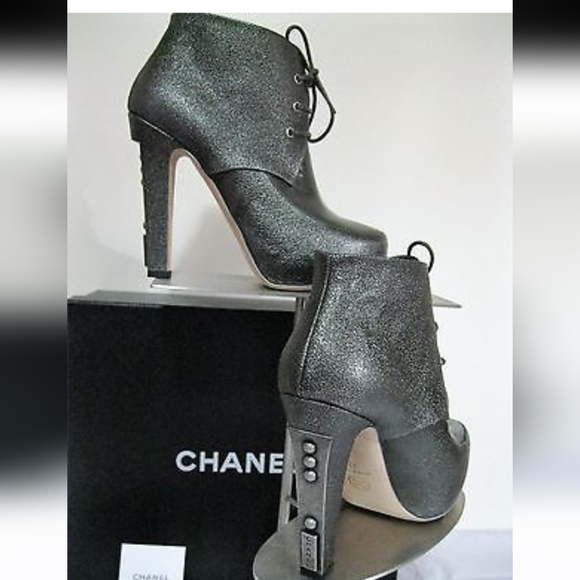 Chanel Boots  EUC with dustbag STUNNING Authentic - Picture 2 of 9